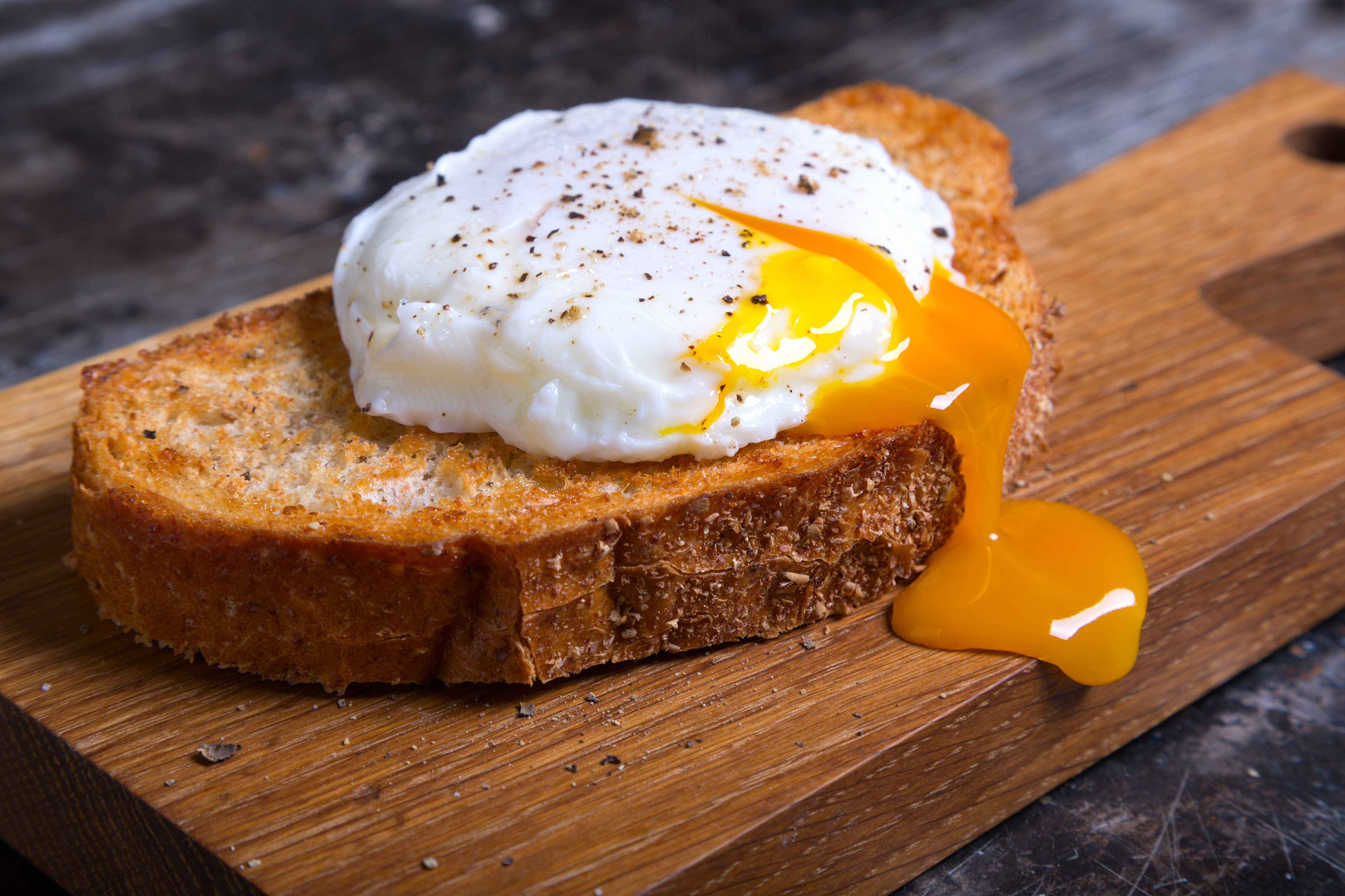 Желток в микроволновке. Яйцо пашот. Poached Egg яйцо пашот. Poached – яйцо-пашот (в мешочек). Глазунья пашот.