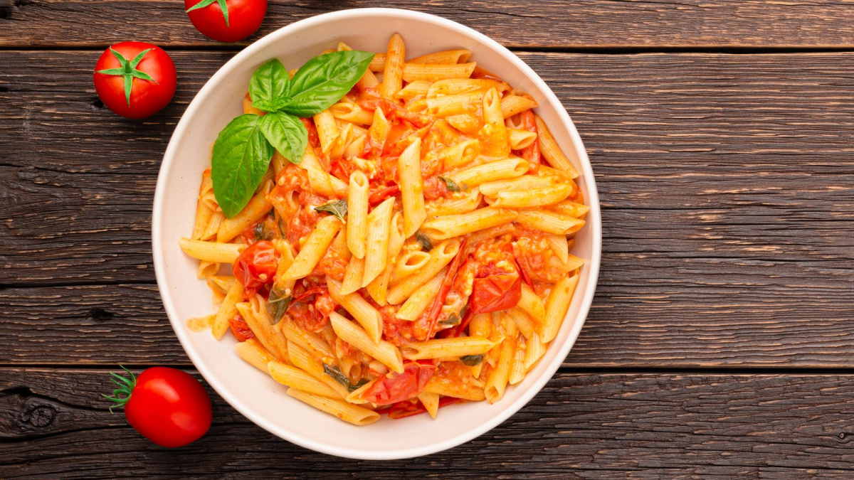 Pasta with tomato and mascarpone sauce