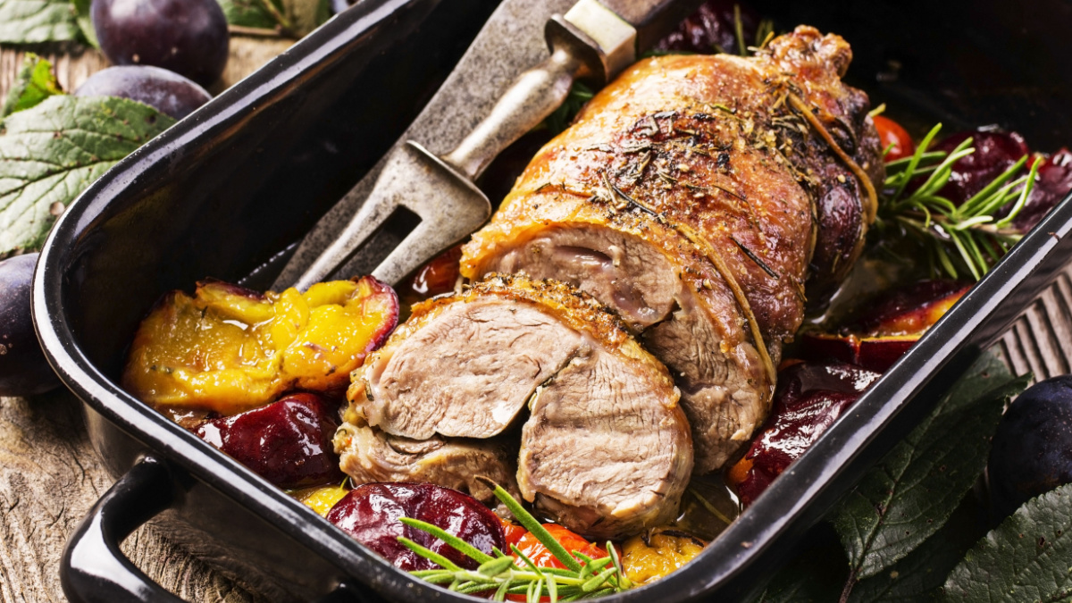 Roast lamb with garlic and herbs