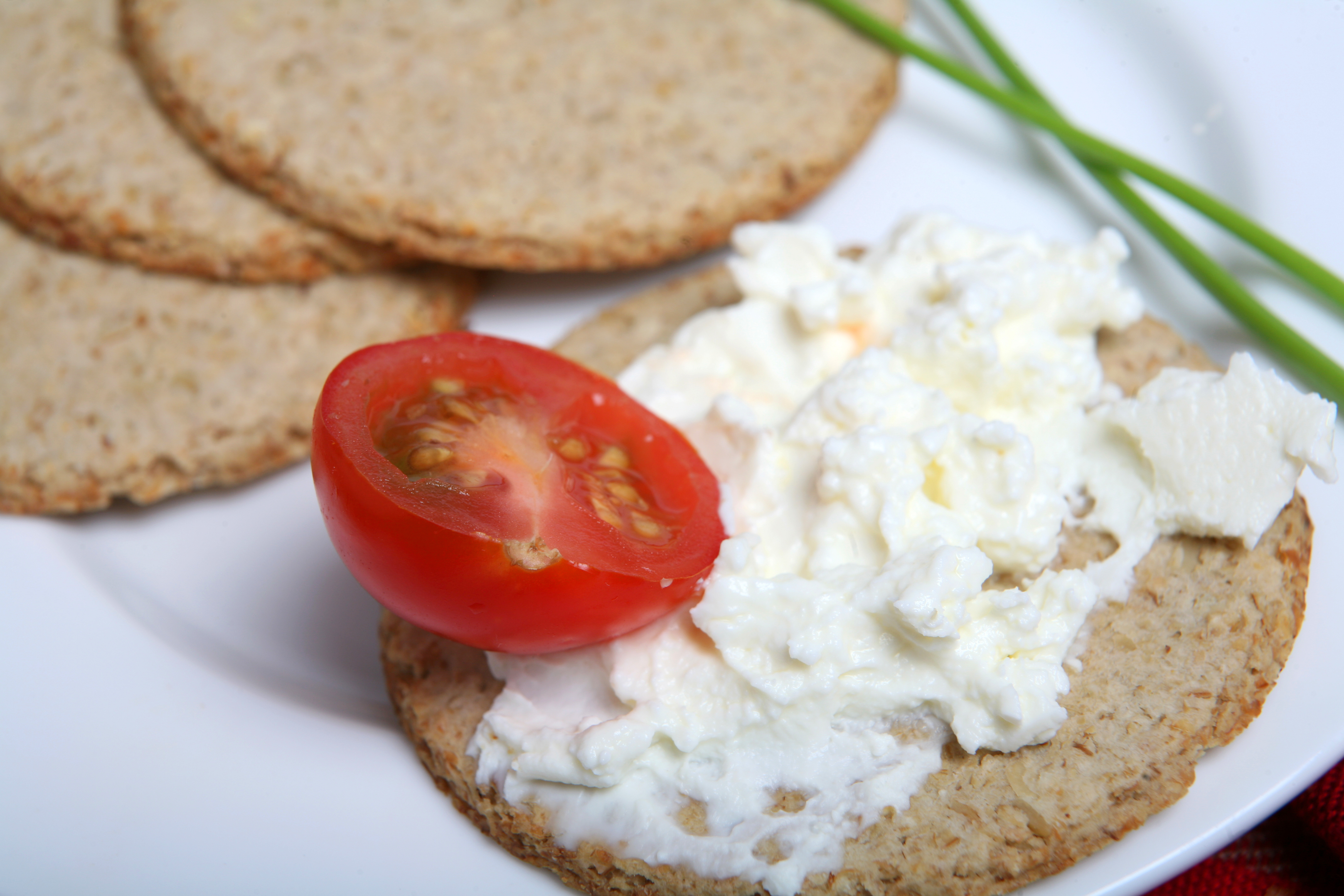 Tomato, cottage cheese and olives on oatcakes