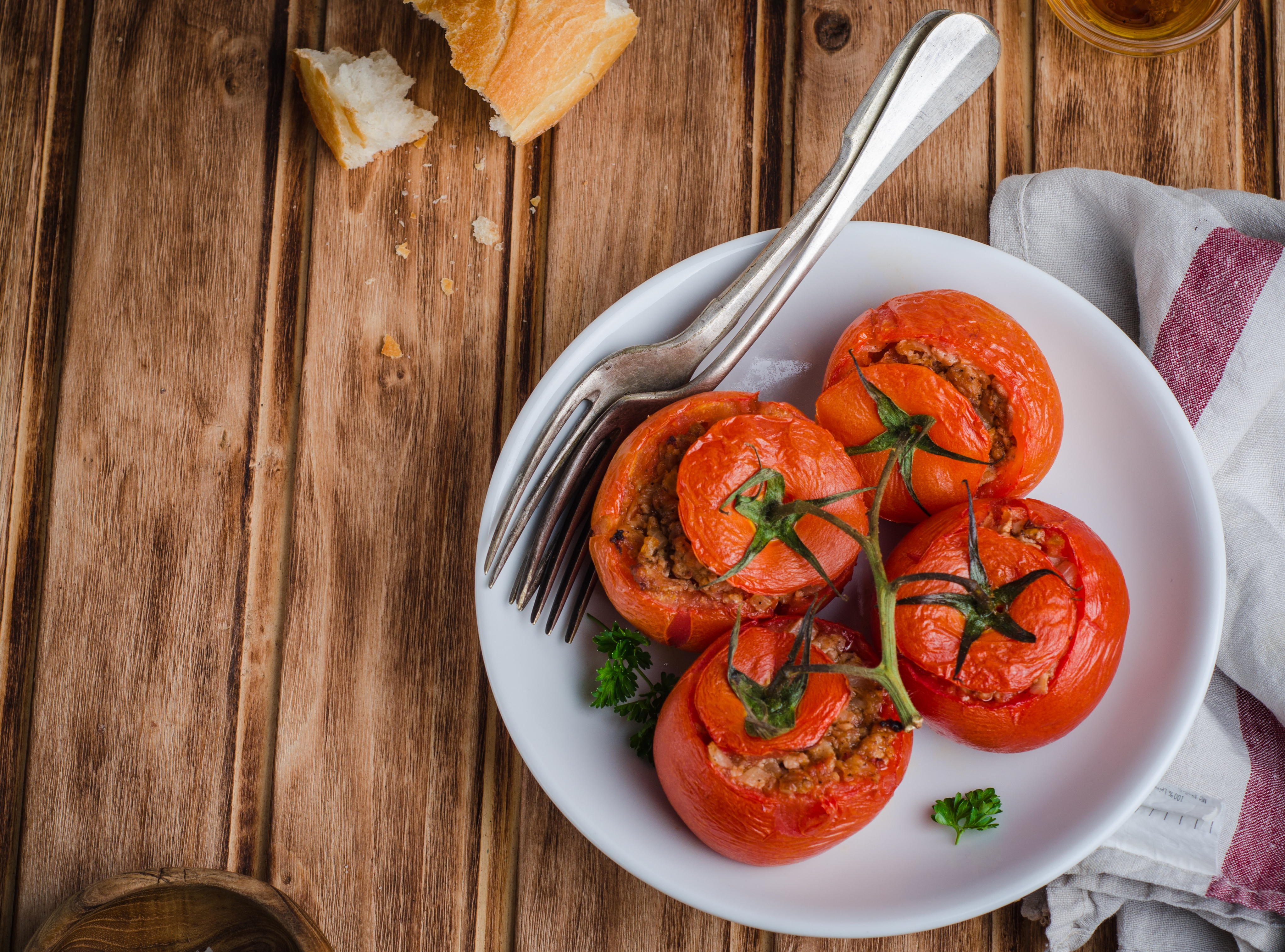 Stuffed tomatoes with green peas