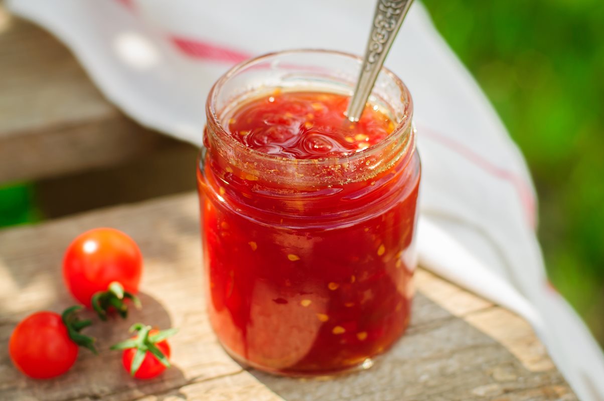 Tomato and onion relish