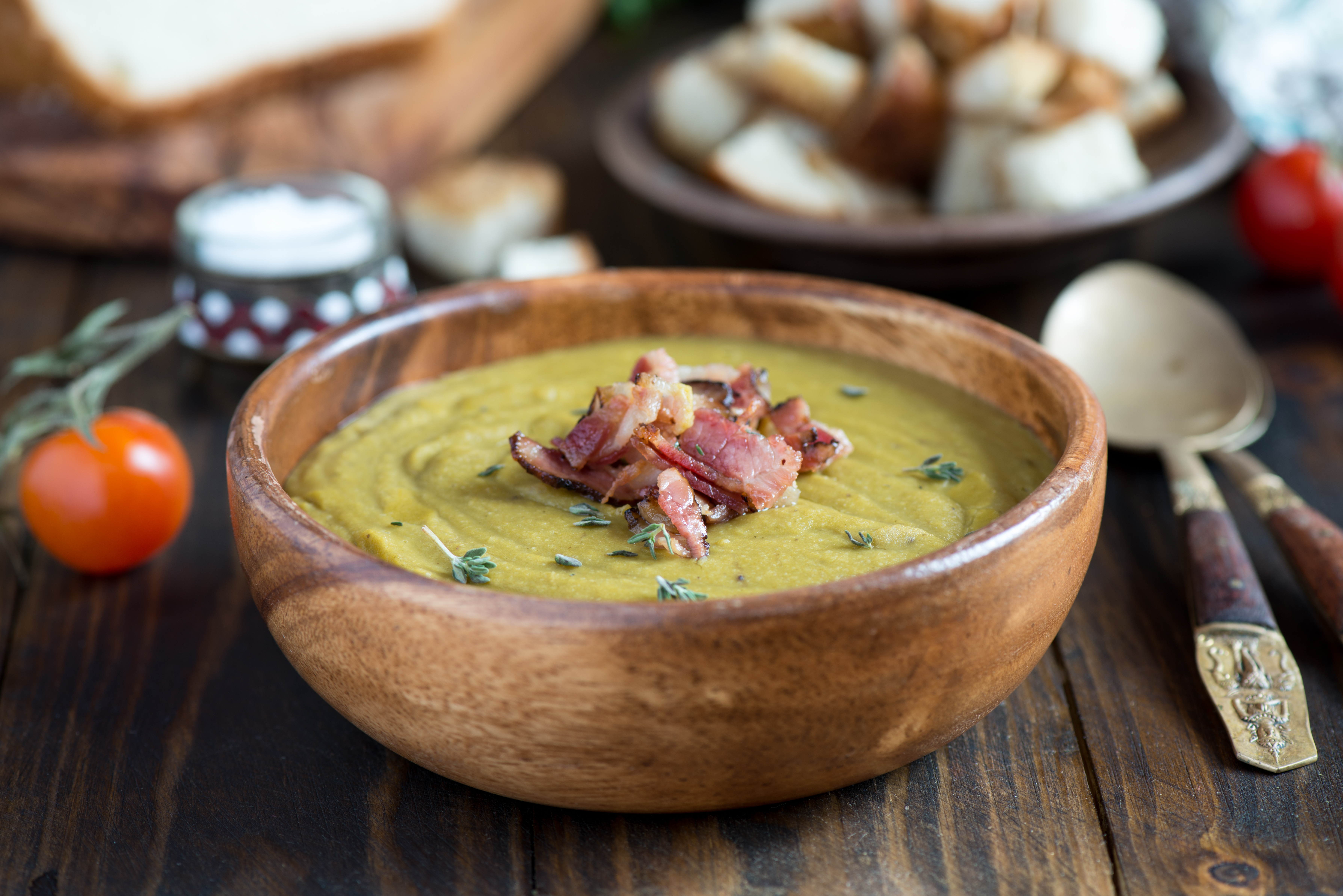 Pea soup with bacon